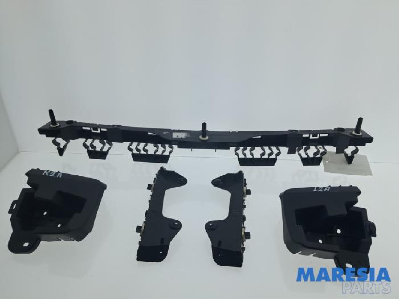 Renault - Clio - Rear bumper bracket central