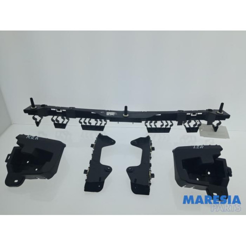 Renault - Clio - Rear bumper bracket central