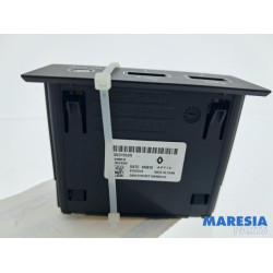 Renault - Clio - AUX / USB-Anschluss