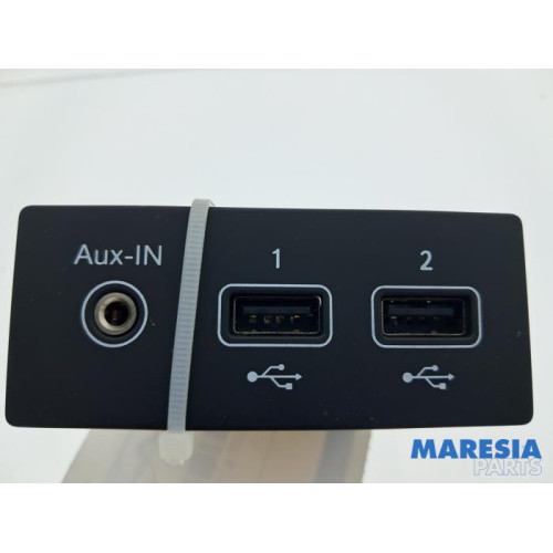 Renault - Clio - AUX / USB connection