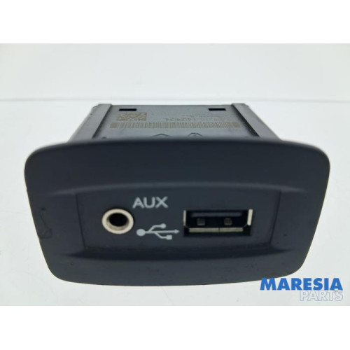 Renault - Grand Scenic - AUX / USB connection