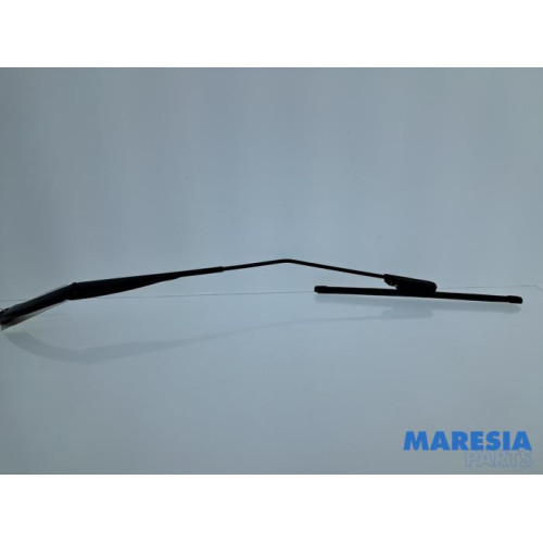 Renault - Captur - Front wiper arm