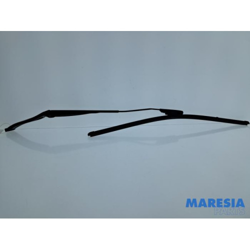 Renault - Captur - Front wiper arm