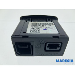 Renault - Captur - AUX / USB connection