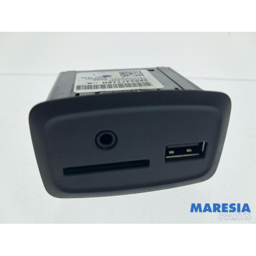 Renault - Captur - AUX / USB connection