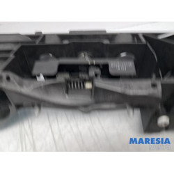 Renault - Captur - Lock plate