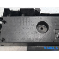 Renault - Captur - Lock plate