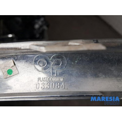 Renault - Captur - Cadre de calandre