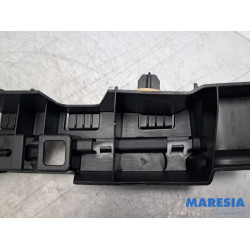 Renault - Captur - Stoßstangenstütze mitte hinten