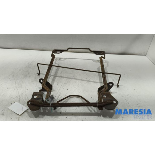 Renault - Trafic - Aufhängemechanik Reserverad