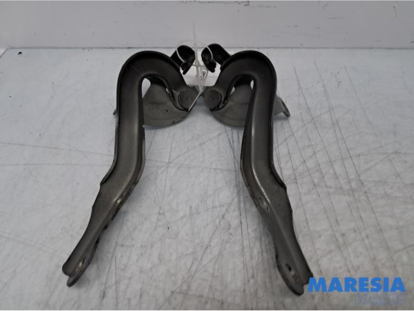 Peugeot - 107 - Motorhaube Scharnier