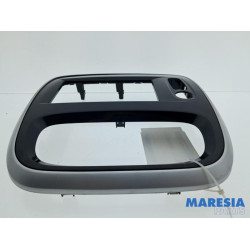Renault - Trafic - Radio omlijsting