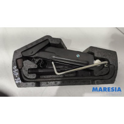 Peugeot - 107 - Krikset + reservewiel