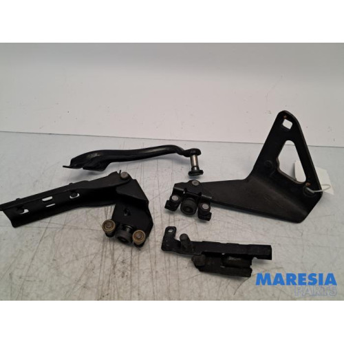 Renault - Trafic - Schuifdeurrol rechts