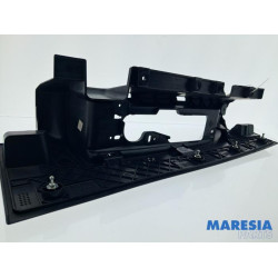 Renault - Trafic - Rücklichtrahmen links