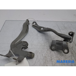 Peugeot - 107 - Motorhaube Scharnier