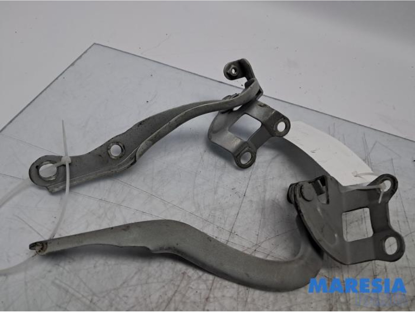 Peugeot - 107 - Motorhaube Scharnier