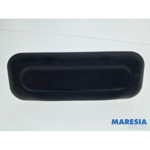 Peugeot - 308 - Tailgate lock mechanism