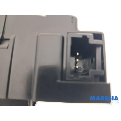 Peugeot - 308 - Tailgate lock mechanism