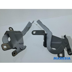 Renault - Clio - Bonnet Hinge
