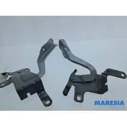 Renault - Clio - Bonnet Hinge
