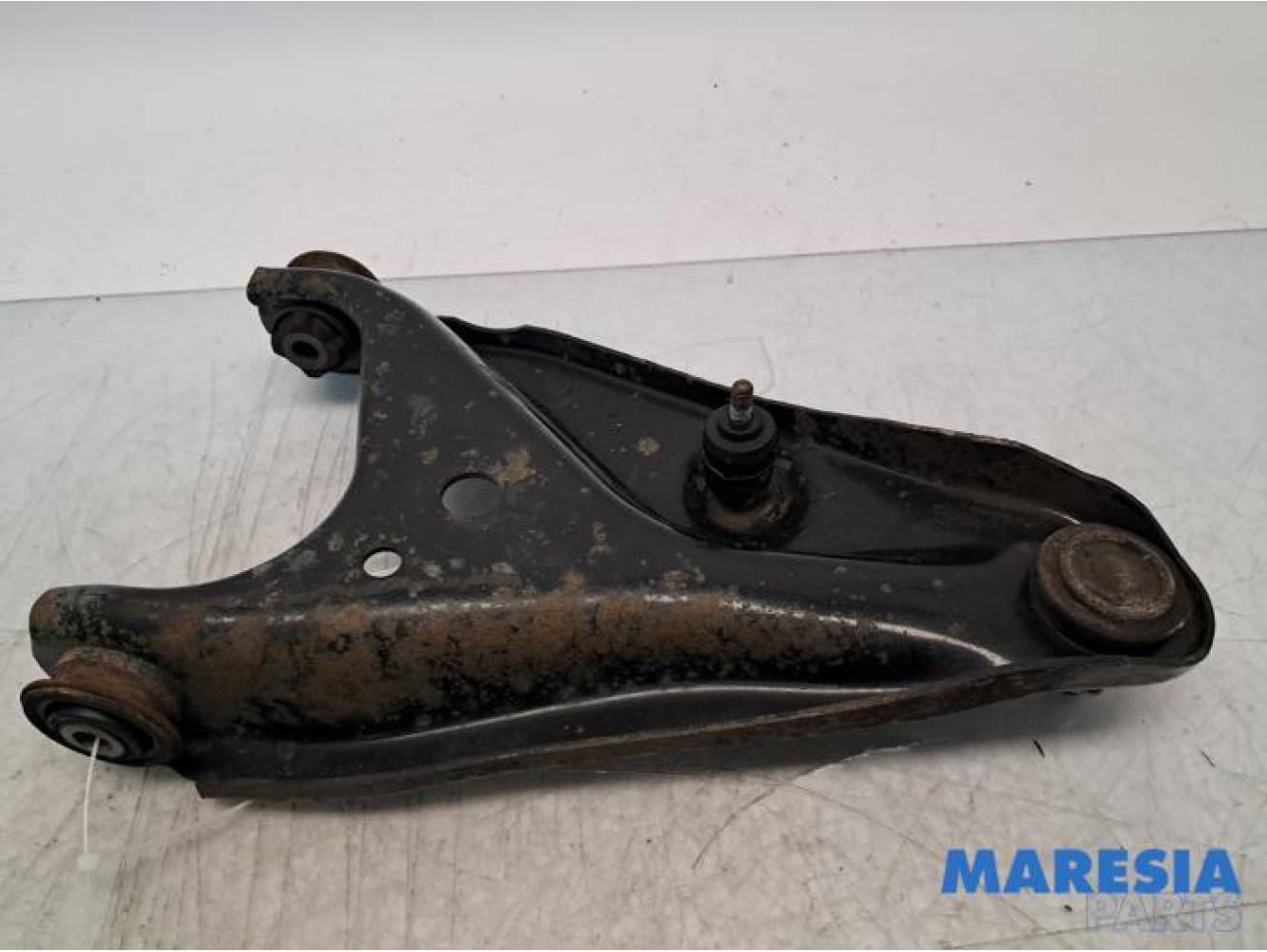 Dacia - Dokker - Front lower wishbone, right