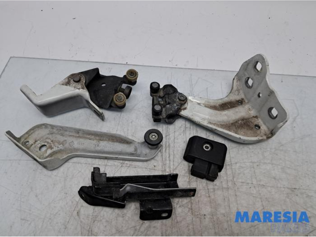 Dacia - Dokker - Sliding door roller, right