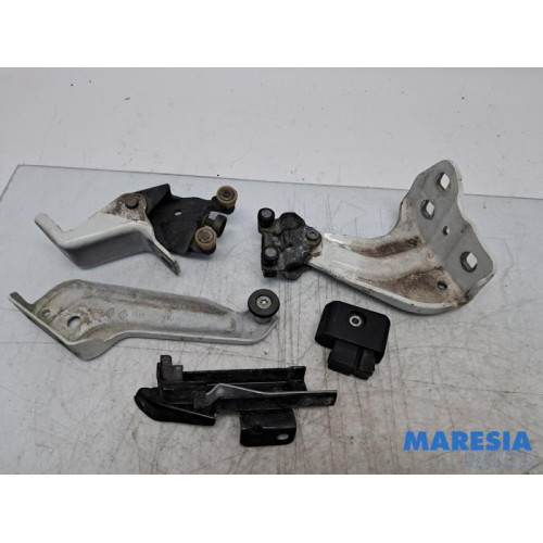 Dacia - Dokker - Sliding door roller, right