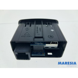 Renault - Captur - AUX / USB connection