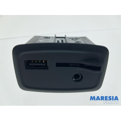 Renault - Captur - AUX / USB connection