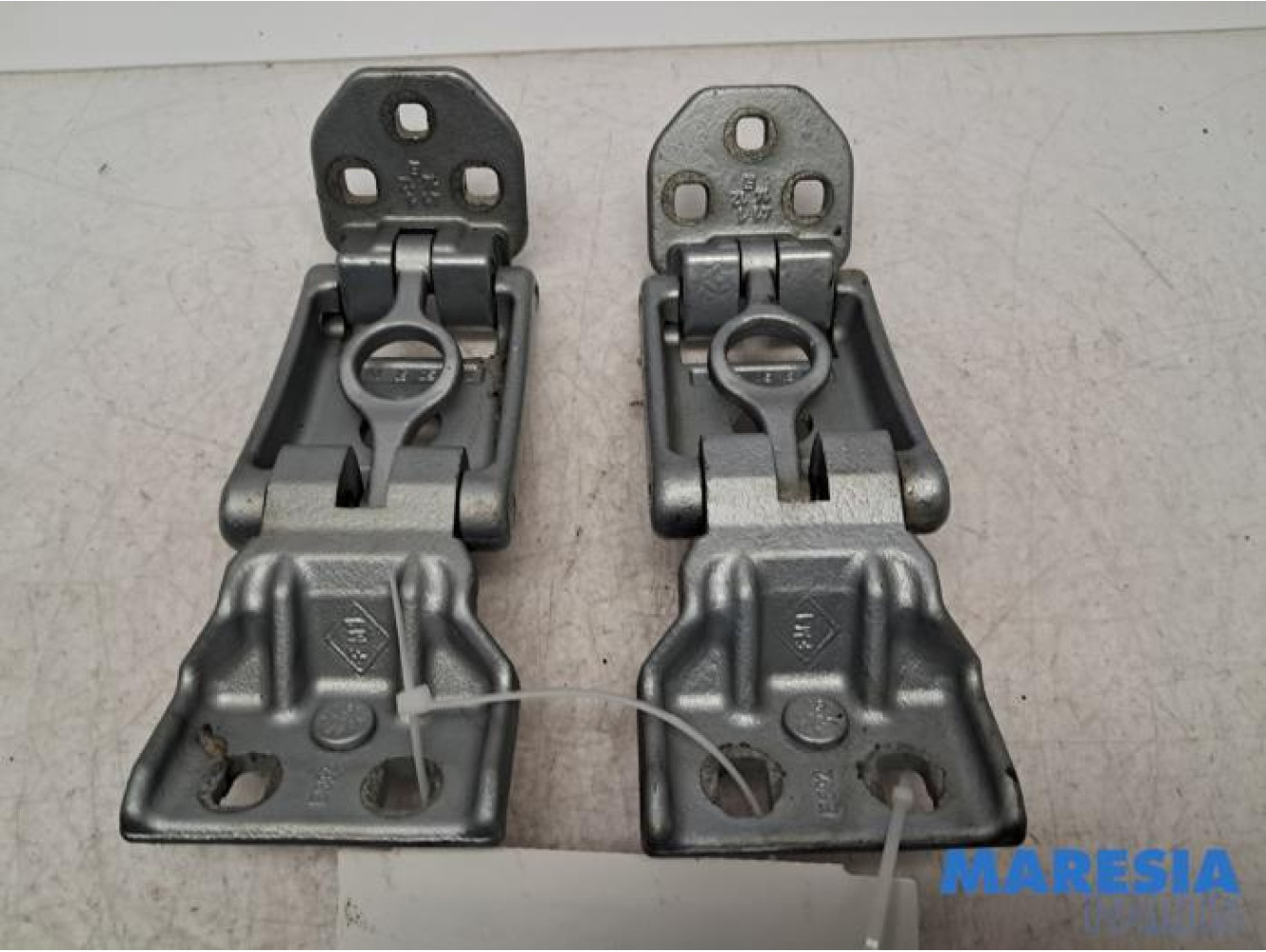 Renault - Master - Charnière porte arrière gauche