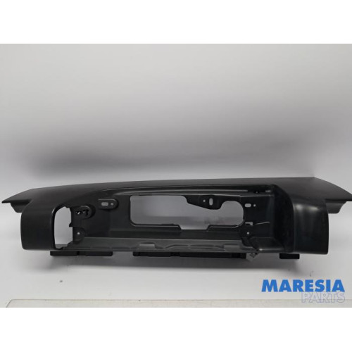 Renault - Trafic - Achterlichtrand rechts