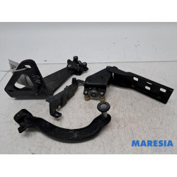 Renault - Trafic - Schuifdeurrol rechts