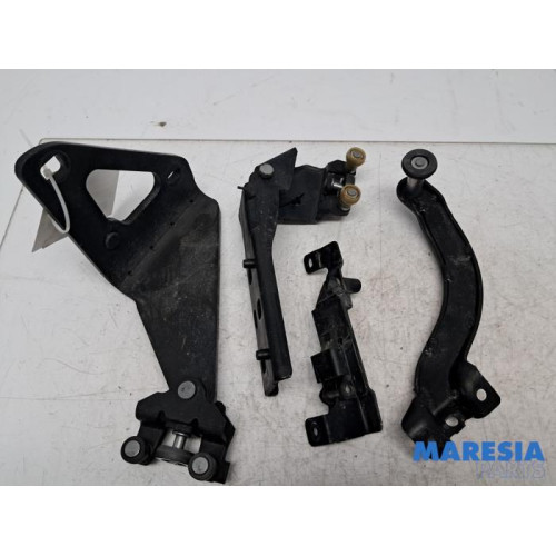 Renault - Trafic - Schuifdeurrol rechts