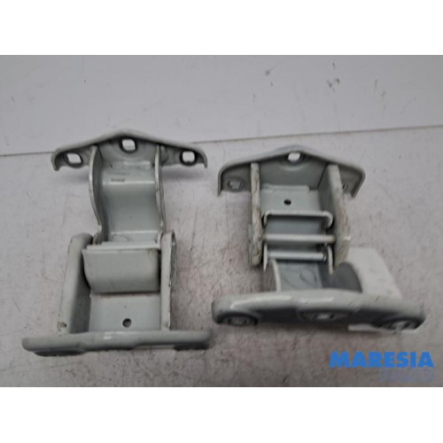 Renault - Trafic - Scharnier deur rechts-achter