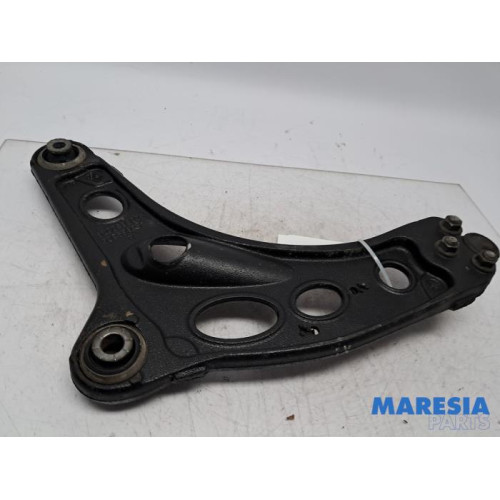 Renault - Trafic - Draagarm onder rechts-voor