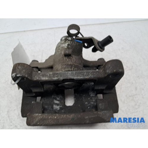 Renault - Trafic - Remklauw (Tang) rechts-achter