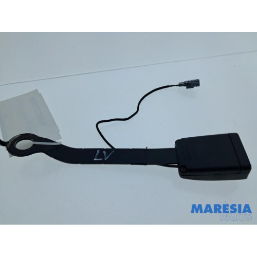 Renault - Captur - Insertion ceinture de sécurité avant gauche