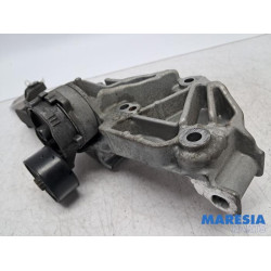 Citroen - C4 Grand Picasso - Alternator upper bracket