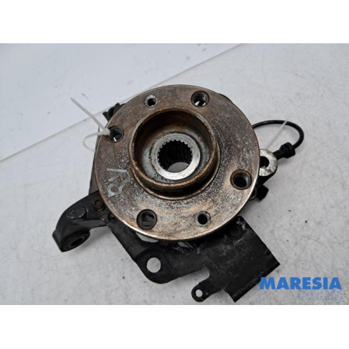 Renault - Captur - Achsschenkel rechts vorne