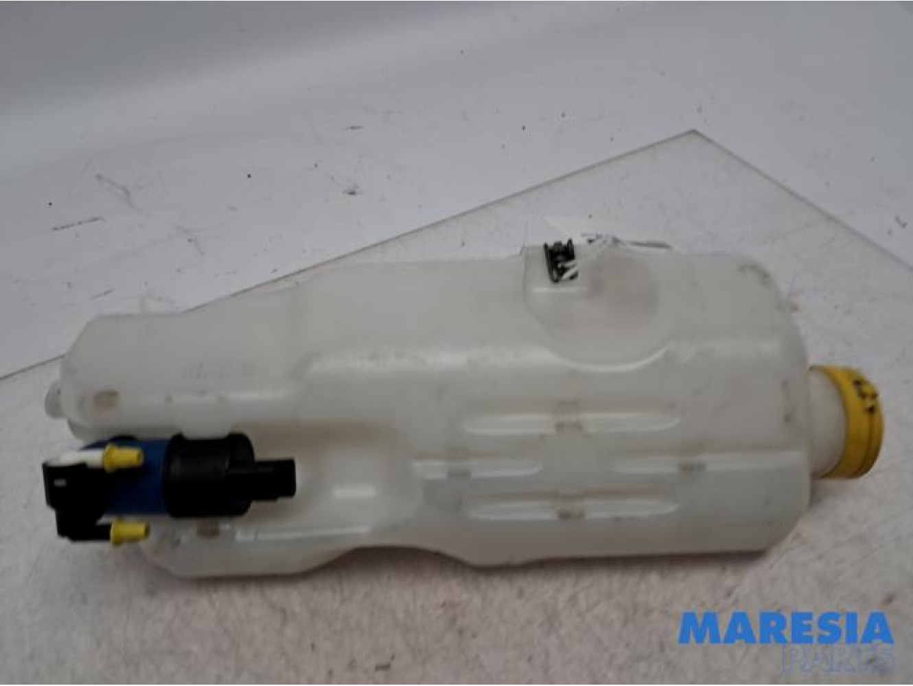 Renault - Twingo - Front windscreen washer reservoir