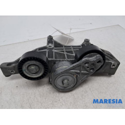 Fiat - 500L - Alternator lower bracket