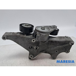 Fiat - 500L - Alternator lower bracket
