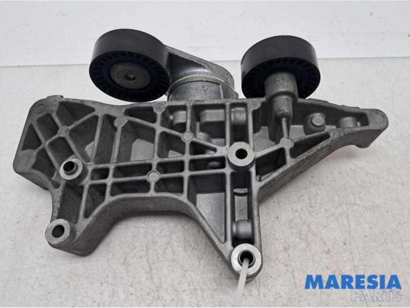 Fiat - 500L - Alternator lower bracket