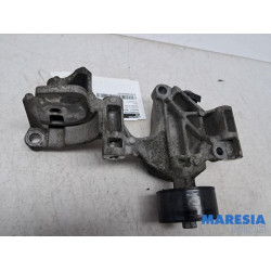 Renault - Twingo - Alternator lower bracket
