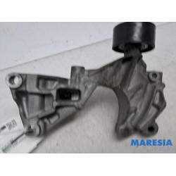 Renault - Twingo - Alternator lower bracket