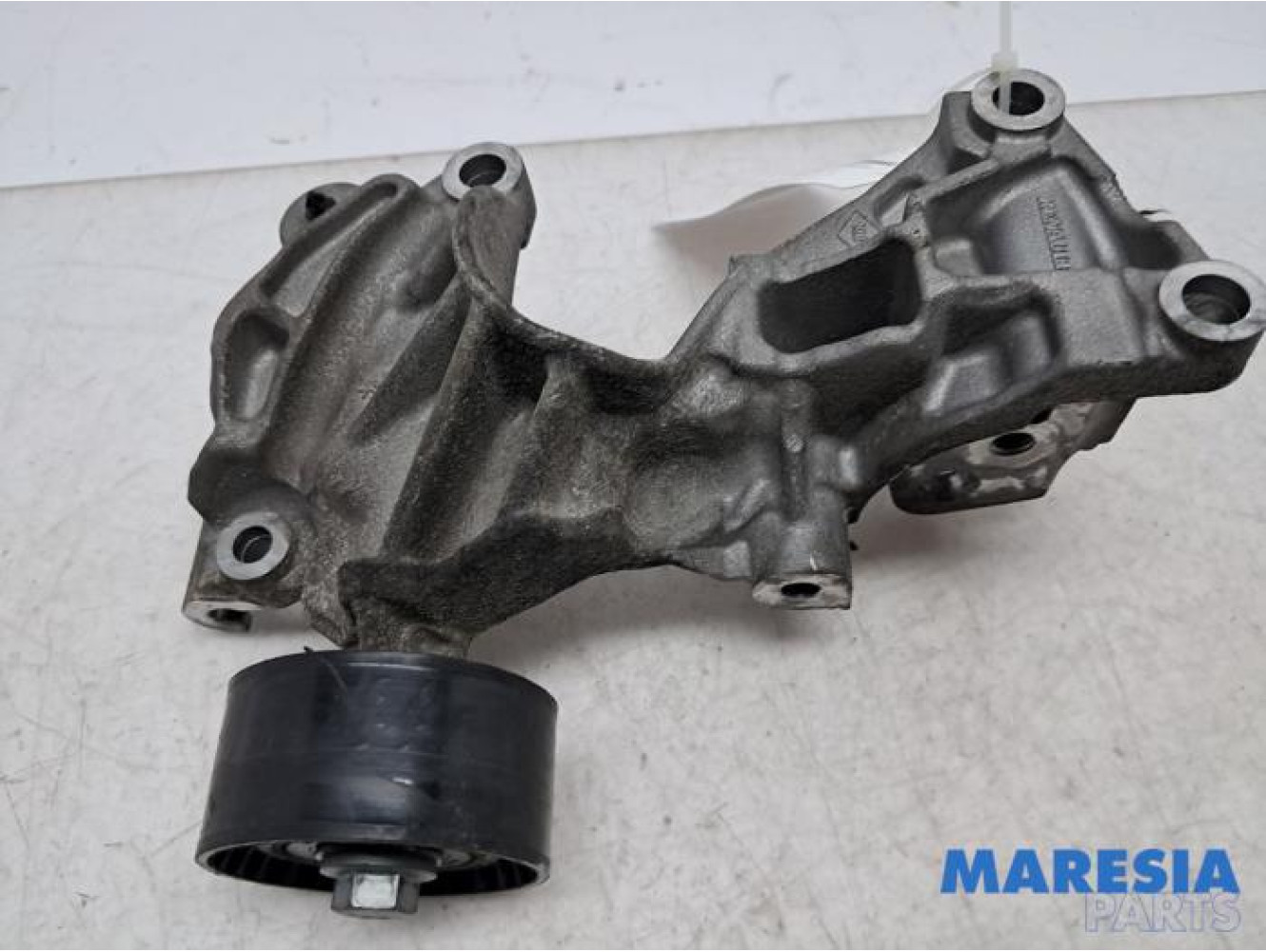 Renault - Twingo - Alternator lower bracket