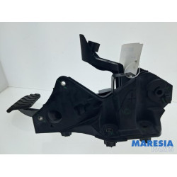 Renault - Captur - Brake pedal