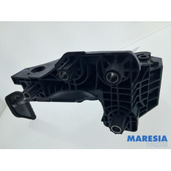 Renault - Captur - Brake pedal