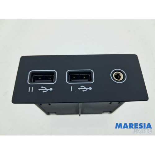 Renault - Captur - AUX / USB connection